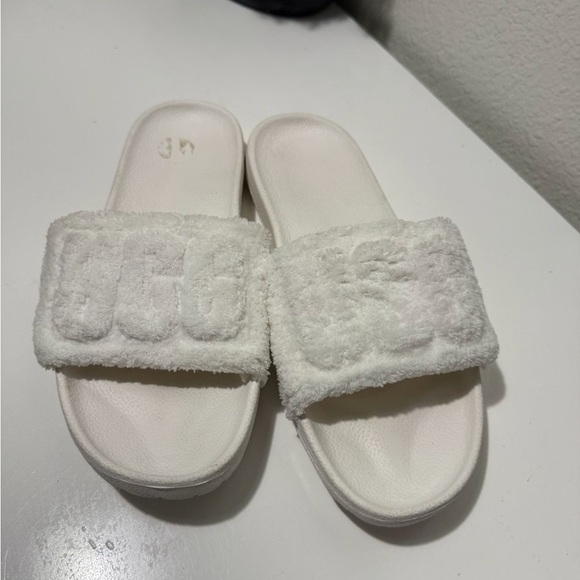 UGG Cream Slippers - Picture 5 of 7